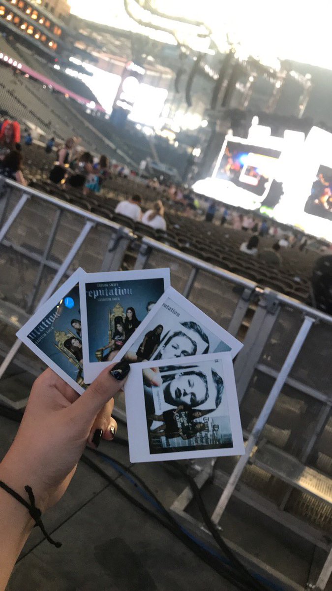 WeAreSwifties89's tweet photo. One year ago 💗🥺 @taylorswift13 I miss you #repTourDetroit https://t.co/QGQdOQ01Sh