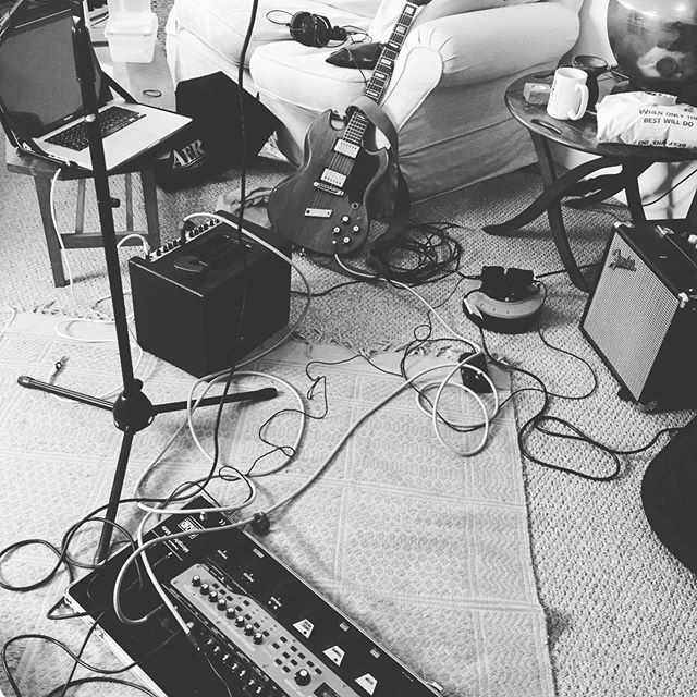 TallulahRendall's tweet photo. After three months of workshops and gigs with an acoustic guitar. This morning I find myself back in technology land. Wires and cables. Back into the land of looping, electric guitar and #THELIMINAL
It feels great to sing these songs with drum parts triggered and other laye… https://t.co/7IT5nCh1Rv