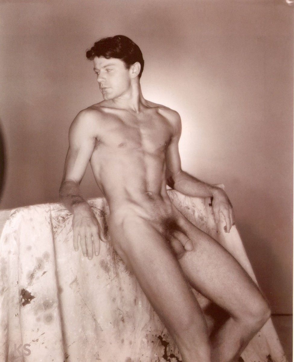 creatureblackl1's tweet photo. In the later 1940s and early 1950s Dick Beard was a dancer with the American Ballet Theater (then known as Ballet Theater) in New York.  [First photo by Cecil Beaton; other photos by George Platt Lynes] New York, 1950 #dickbeard #cecilbeaton #georgrplattlynes #vintagemen #gay https://t.co/FU3S8zcsAP
