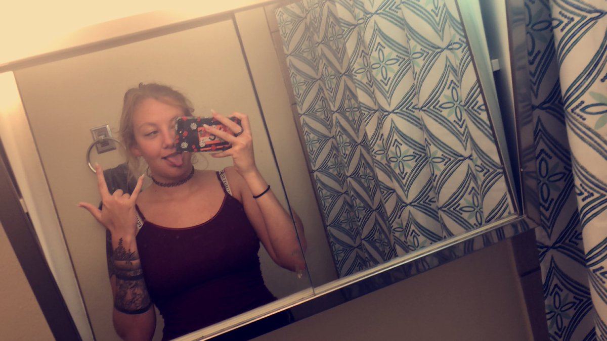 Surdle103's tweet photo. #killme #onlyfans #blondie #WednesdayWisdom #LookMomICanFly https://t.co/8z3b5baMAB