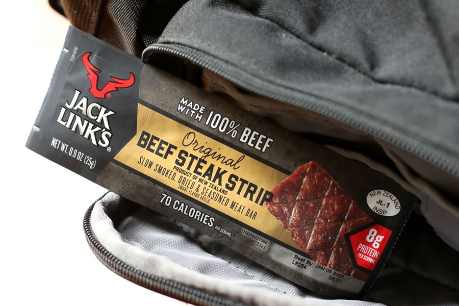 DeliciouslySavv's tweet photo. #Ad Looking for the perfect "On-The-Go" snack? Look no further than @JackLinks 100% Beef Bars available at Walmart! @BetterUpdates loves #JackLinksBars and they are their favorite "on-the-go" snack packed with protein! Check It Out Today👉🏼https://t.co/ckQ9VQ4Nly👈🏼 https://t.co/e5qBKvrpTO