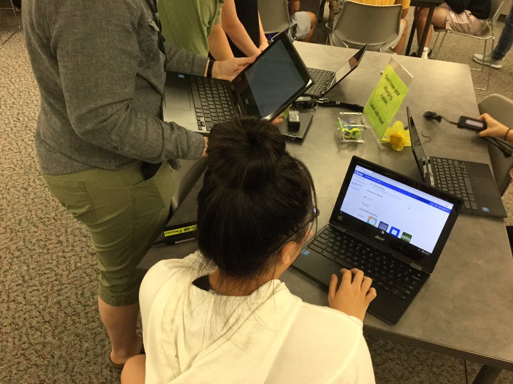 hornbackmd's tweet image. A new era begins as #vpsamazing students at Columbia River High School checkout their nifty new 1:1  #Chromebooks! #welearnvps