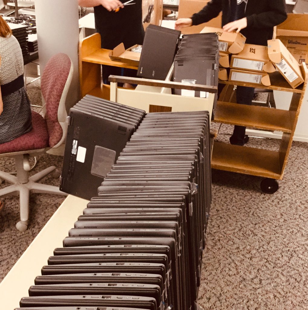 hornbackmd's tweet image. A new era begins as #vpsamazing students at Columbia River High School checkout their nifty new 1:1  #Chromebooks! #welearnvps
