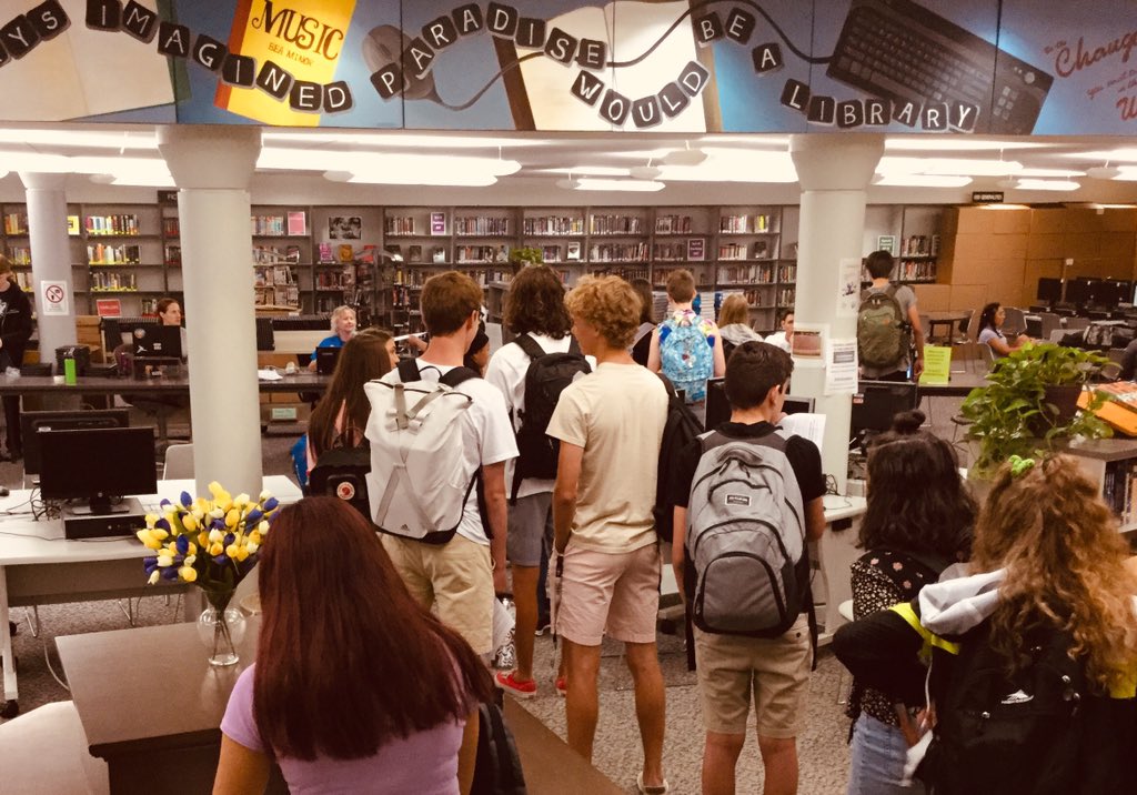 hornbackmd's tweet image. A new era begins as #vpsamazing students at Columbia River High School checkout their nifty new 1:1  #Chromebooks! #welearnvps