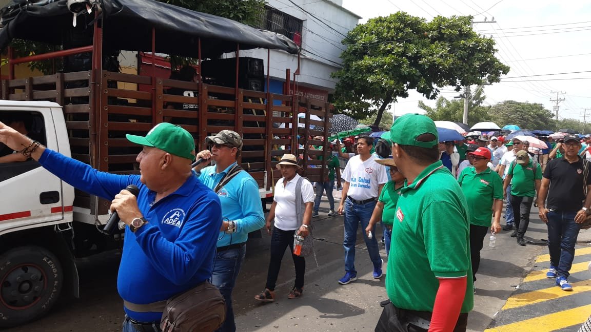 cutcolombia's tweet photo. #VamosConFecode @AtlanticoCut y @adeaorgco dan inicio a la marcha en cumplimiento del paro nacional de 48 horas del magisterio colombiano @fecode @cutcolombia https://t.co/I89LnEhaH5