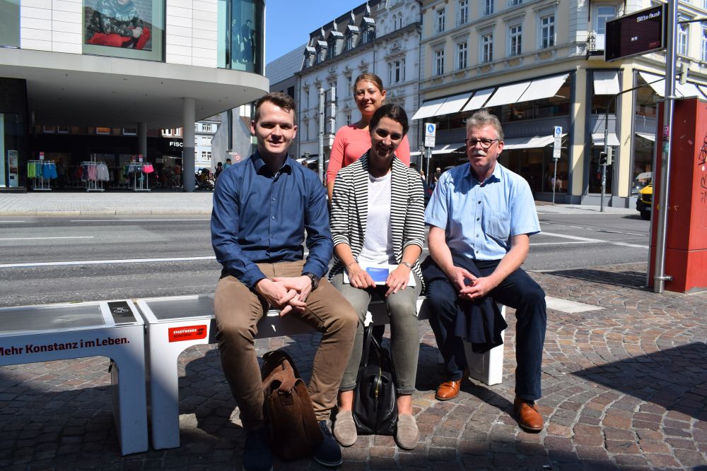 BBB_digi's tweet photo. Auf unserer Bodenseetour waren wir diese Woche auch in der @Stadt_Konstanz und ließen uns von den @StadtwerkeKN intelligente Bänke zeigen. Die #SmartBenches am Bodanplatz laden Smartphones, bieten #WLAN, nutzen #Sonnenenergie u.v.m.
#Digitalisierung #SmartCity https://t.co/lZqSQTWVdb