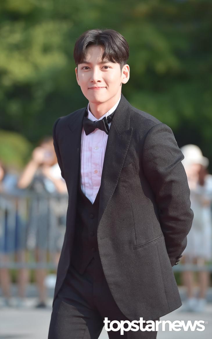 TSN_PHOTO's tweet photo. [HD포토] 지창욱, ‘자기주장 강한 이목구비’ (2019 제 14회 서울 드라마 어워즈) #2019서울드라마어워즈 #지창욱 https://t.co/XC72UBS4UN <-고화질 사진은 URL 클릭 https://t.co/Ntbvmxclmn