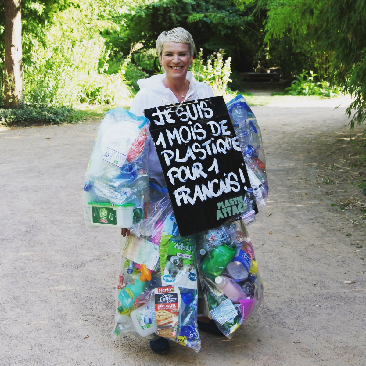 Elle ne vous plait pas ma tenue ?
En fait c’est le volume de plastique que chaque Français utilise en un mois 😲 Peut-on s’en passer complètement ?

📺 « Ma vie sans plastique » c’est jeudi 5 septembre dans @envoyespecial sur @France2tv.
