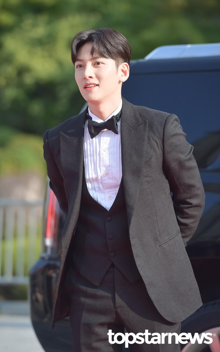 TSN_PHOTO's tweet photo. [HD포토] 지창욱, ‘뚜렷한 이목구비’ (2019 제 14회 서울 드라마 어워즈) #2019서울드라마어워즈 #지창욱 https://t.co/BIpb8Rhpi9 <-고화질 사진은 URL 클릭 https://t.co/bZqmjpWrom