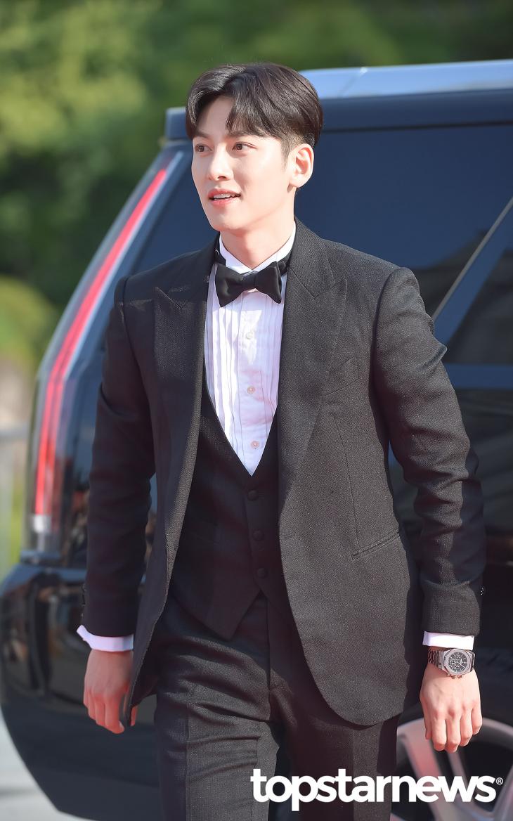 TSN_PHOTO's tweet photo. [HD포토] 지창욱, ‘턱시도 프린스’ (2019 제 14회 서울 드라마 어워즈) #2019서울드라마어워즈 #지창욱 https://t.co/ZYi9zv6TaC <-고화질 사진은 URL 클릭 https://t.co/iizI3d3ryd