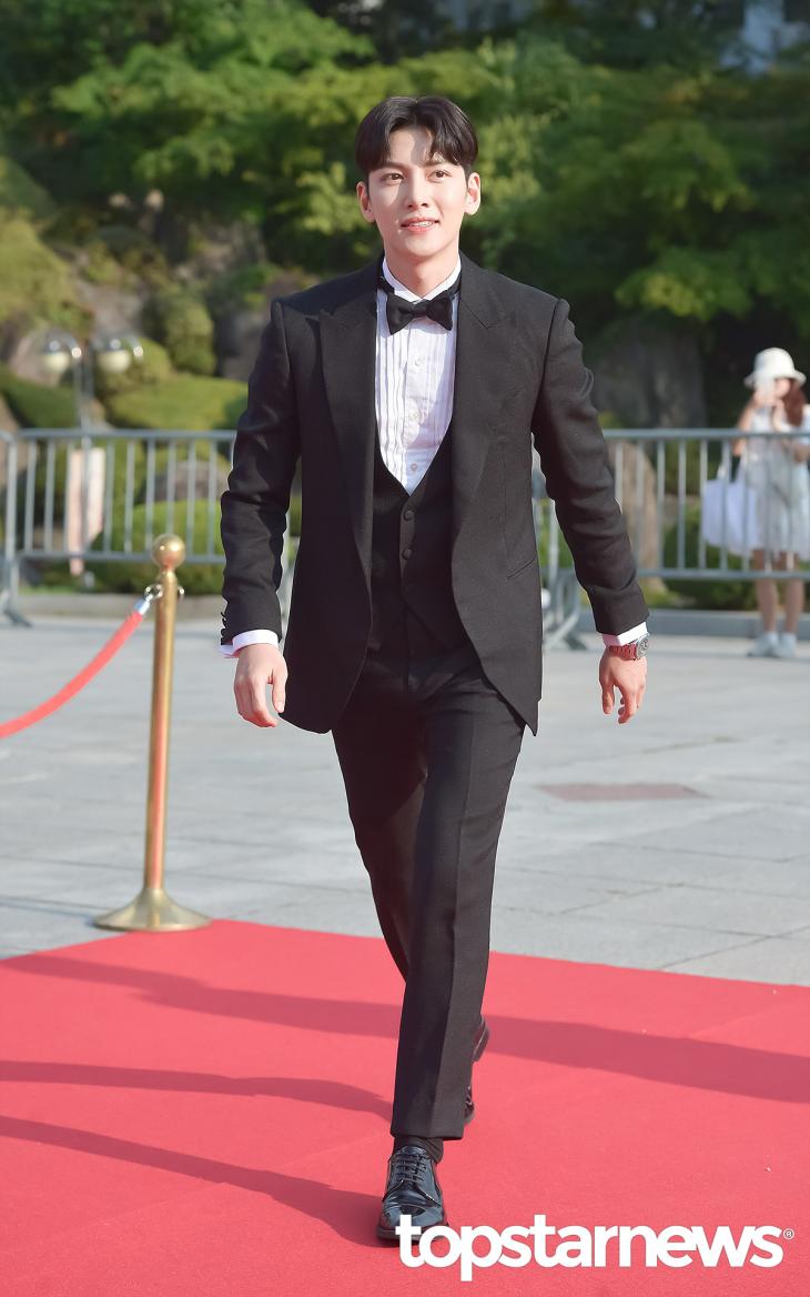 TSN_PHOTO's tweet photo. [HD포토] 지창욱, ‘걷는 모습조차 반하게 만드는’ (2019 제 14회 서울 드라마 어워즈) #2019서울드라마어워즈 #지창욱 https://t.co/MEOgDEslS4 <-고화질 사진은 URL 클릭 https://t.co/Xul9ycrbYe
