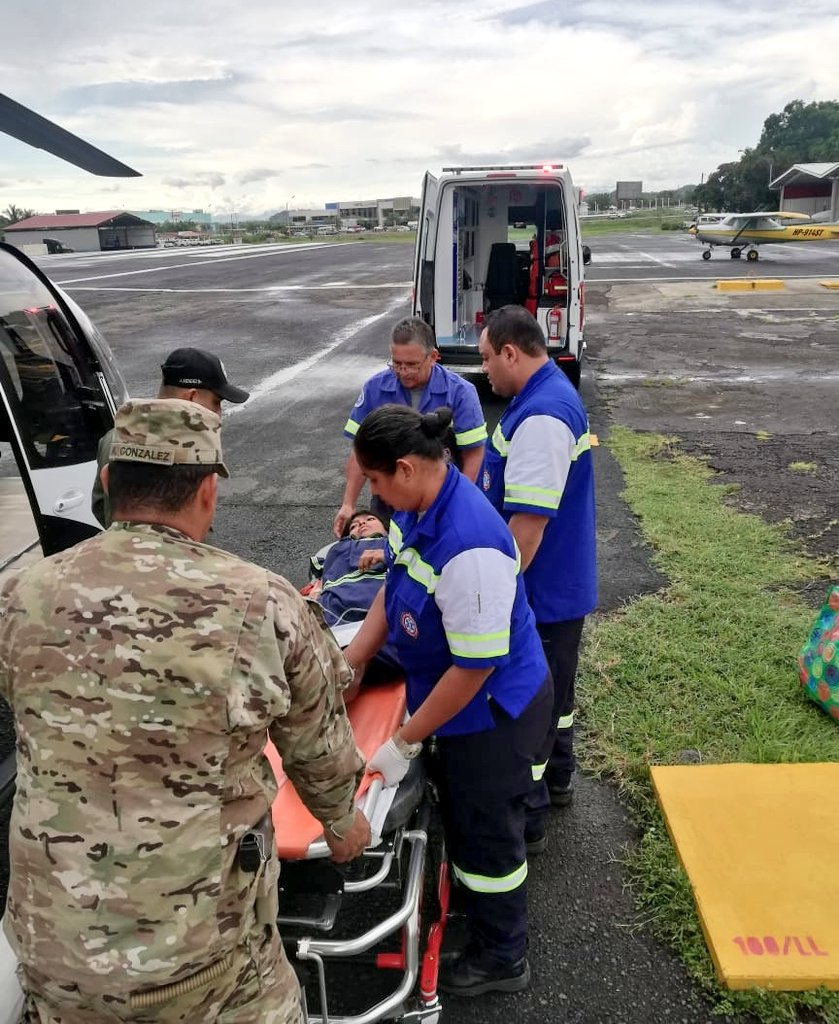 aeronavalpanama's tweet photo. El equipo #Aeronaval de pilotos y paramédicos a bordo del AN-177 llegó hasta la comunidad de San Pablo #1 en la Comarca Ngäbe Buglé para evacuar 🚁 a una paciente de 20 años por severos dolores abdominales, fue llevada hasta Santiago para atención médica. 
#UnidosLoHacemos https://t.co/UC0XeFK7VG