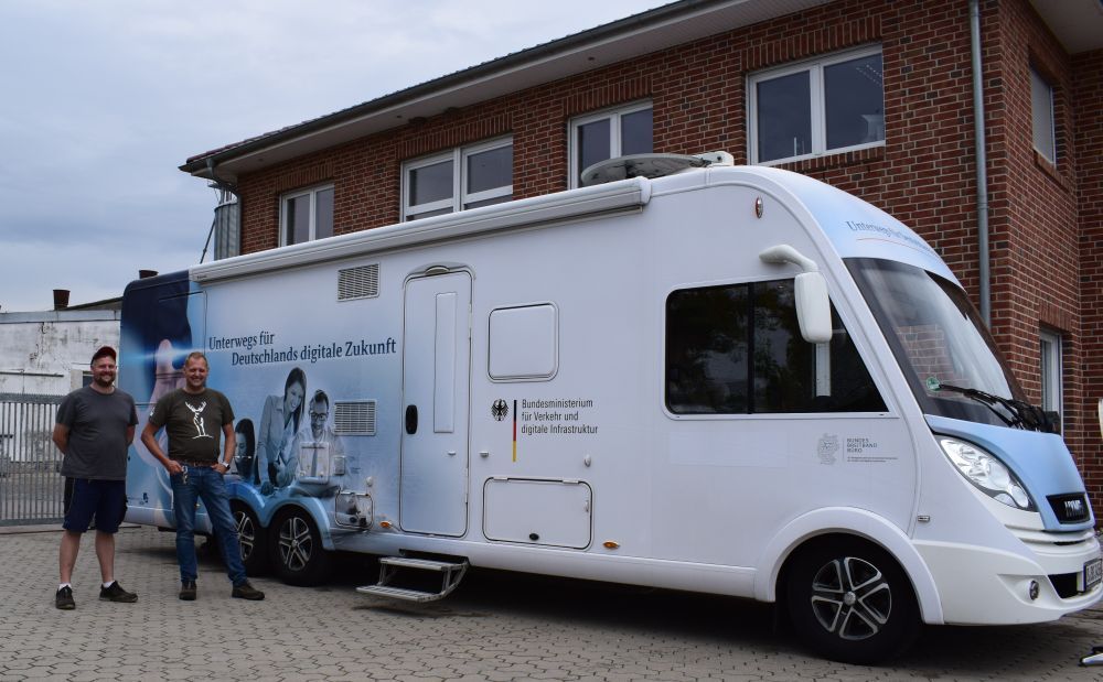 BBB_digi's tweet photo. Intelligente Bewässerung, automatisierte Tierfütterung, papierloses Büro: Die Josef Kühling GbR aus #MV zeigt, wie #digitaleLandwirtschaft funktioniert.
Unser Bericht: https://t.co/Tf7KVdfakg
#Digitalisierung #Automatisierung https://t.co/A926Uo0PPJ