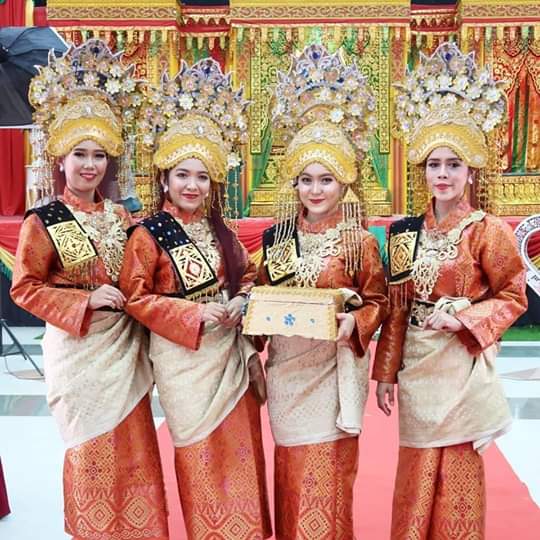 Jelantik5's tweet photo. #WajahNusantara #BudayaNusantara
Tari Tradisional Melayu Riau
"Tari Makan Sirih" atau "Tari Persembahan"
Sungguh cantik 😇 nan elok😍 #TarianNusantara #BusanaNusantara  #NusantaraBerbudaya 
Salam 🙏 #RahayuNusantara https://t.co/6kUH5OhRkC
