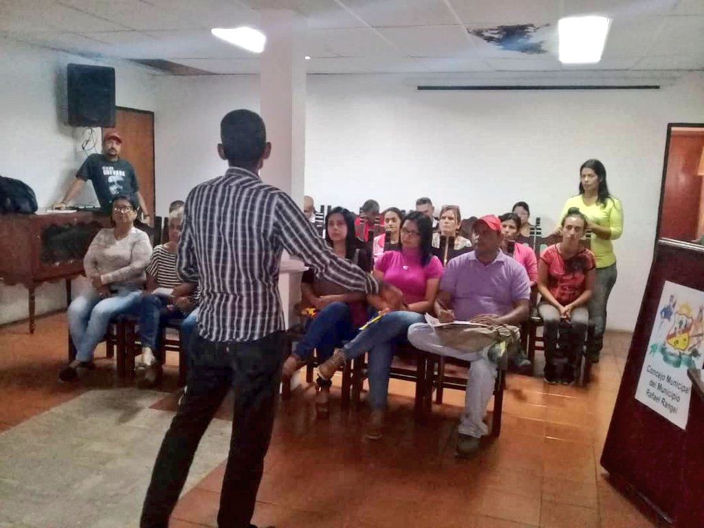 Jean_C_Olmos's tweet photo. Discusión y debate del #Boletin168 con el Personal de la Prefectura (Prefectas) del Mcpio. #RafaelRangel y el Concejo Mcpal. (Concejales), Dando así cumplimiento con la orientación del @PsuvTrujillo19 @NicolasMaduro @dcabellor @ANC_ve #VenezuelaTierraDePatriotas @Gerardo4fPsuv https://t.co/sEusMMn48H