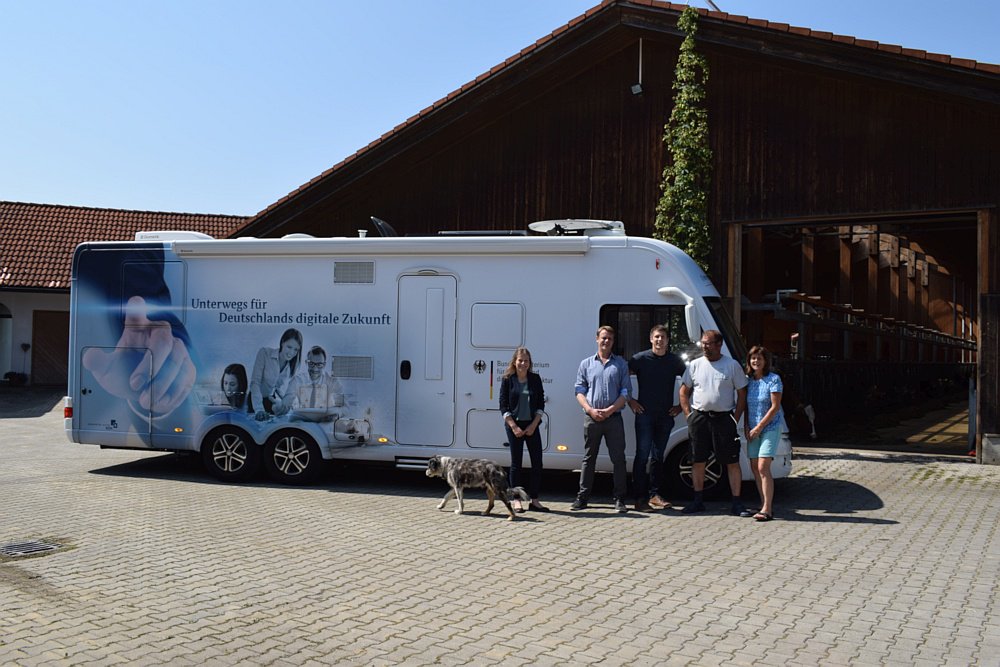 BBB_digi's tweet photo. Auch ein #Biohof profitiert von der #Digitalisierung. Auf dem #ArnoldHof in #Scheidegg im #Allgäu kommen unter anderem #Melkroboter und automatische #Fütterungssysteme sowie #Sensoren zur Messung der Aktivität der Tiere zum Einsatz. #Familienbetrieb #Milchvieh https://t.co/8wUnQiaLhm