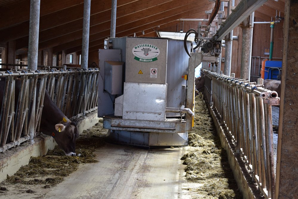 BBB_digi's tweet photo. Auch ein #Biohof profitiert von der #Digitalisierung. Auf dem #ArnoldHof in #Scheidegg im #Allgäu kommen unter anderem #Melkroboter und automatische #Fütterungssysteme sowie #Sensoren zur Messung der Aktivität der Tiere zum Einsatz. #Familienbetrieb #Milchvieh https://t.co/8wUnQiaLhm