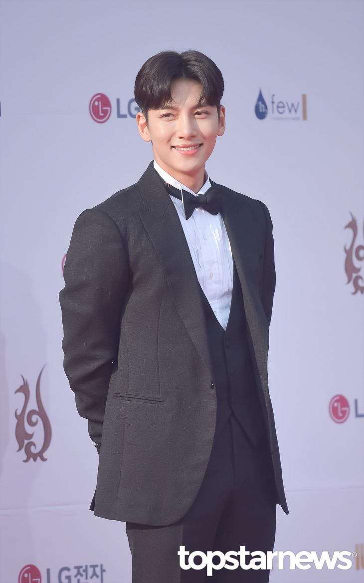 TSN_PHOTO's tweet photo. [HD포토] 지창욱, ‘설레게 만드는 미소’ (2019 제 14회 서울 드라마 어워즈) #2019서울드라마어워즈 #지창욱 https://t.co/7vq1uIVmMp <-고화질 사진은 URL 클릭 https://t.co/P6T8PuyN2i