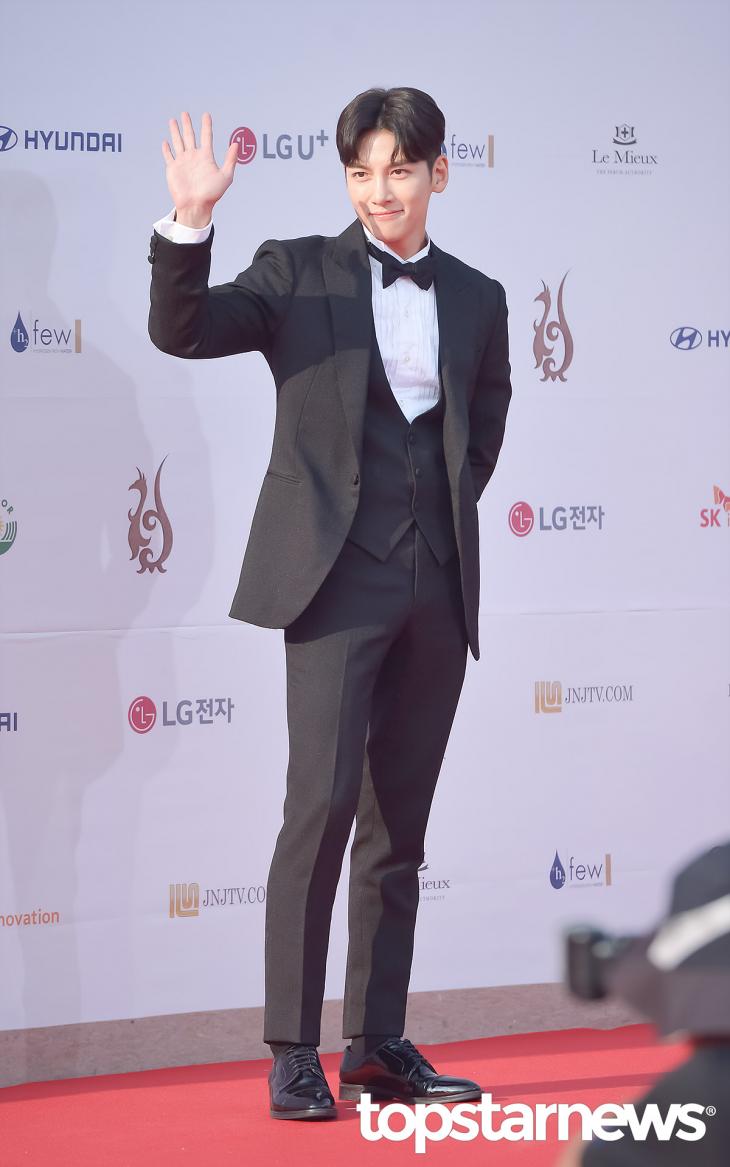 TSN_PHOTO's tweet photo. [HD포토] 지창욱, ‘잘생긴 자신감’ (2019 제 14회 서울 드라마 어워즈) #2019서울드라마어워즈 #지창욱 https://t.co/WQRJRhZ2uz <-고화질 사진은 URL 클릭 https://t.co/IataSCbMXs