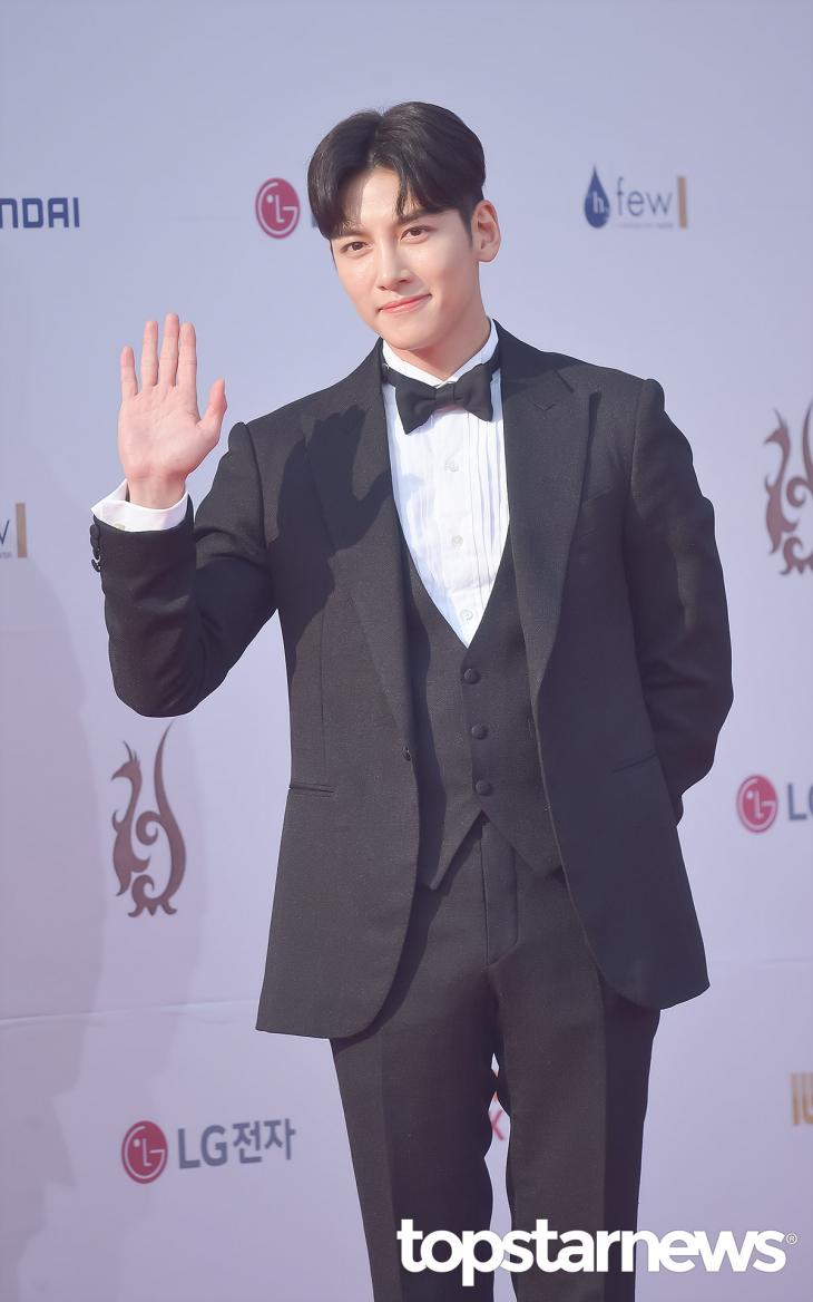 TSN_PHOTO's tweet photo. [HD포토] 지창욱, ‘미남이세요’ (2019 제 14회 서울 드라마 어워즈) #2019서울드라마어워즈 #지창욱 https://t.co/WIKUpwACgj <-고화질 사진은 URL 클릭 https://t.co/1XQqAqXlQd