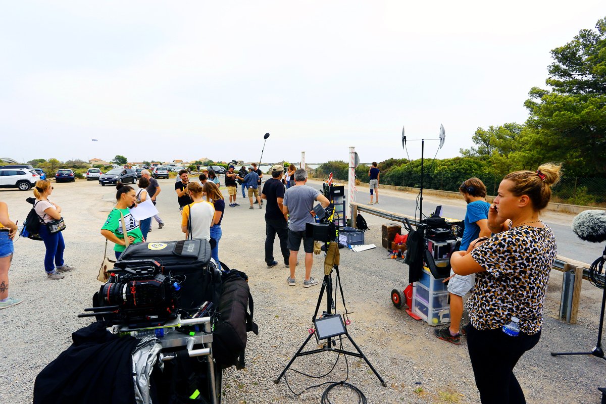 VilleFrontignan's tweet photo. 🎬 Ça tourne ! L'équipe d'@UnSiGrandSoleil, la série à succès de @France2tv, était du côté des #Aresquiers à #Frontignan pour y effectuer quelques prises de vues... 

#VilledeFrontignan #GrandSoleil #unsigrandsoleil #serieTV #France2 #feuilleton #tournage #coulisses #backstage https://t.co/6RvTxRfZew