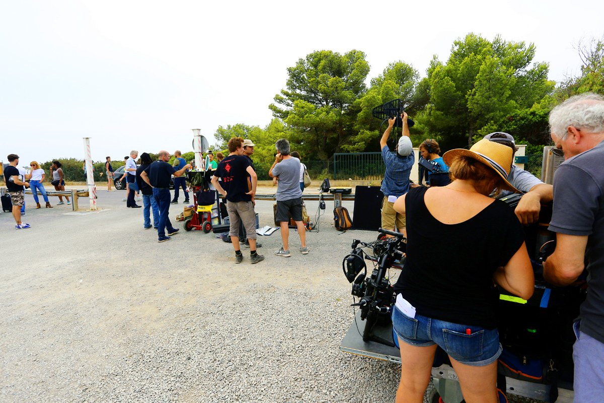 VilleFrontignan's tweet photo. 🎬 Ça tourne ! L'équipe d'@UnSiGrandSoleil, la série à succès de @France2tv, était du côté des #Aresquiers à #Frontignan pour y effectuer quelques prises de vues... 

#VilledeFrontignan #GrandSoleil #unsigrandsoleil #serieTV #France2 #feuilleton #tournage #coulisses #backstage https://t.co/6RvTxRfZew