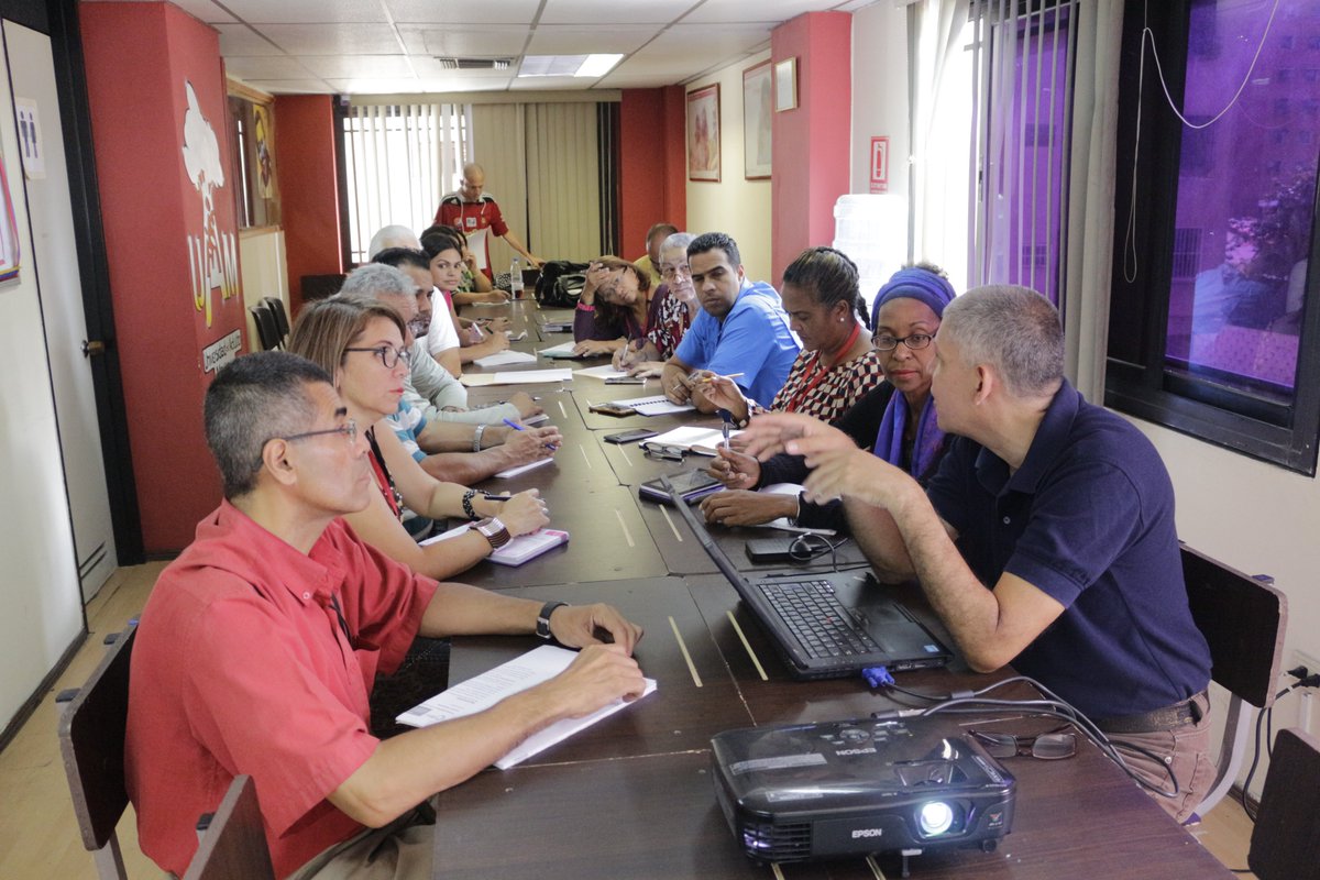 #InassAlDía
El Pdte de la <a href="/FIIIDT/">FIIIDT Trabajadores</a>, Francisco Duran realiza una inducción acerca del manejo y función de la firma electrónica a los Gerentes y  servidores públicos de INASS, con el objetivo de brindar nuevas herramientas de trabajo.
#VenezuelaProduciendoYVenciendo
<a href="/gladysrequena/">Gladys Requena</a>