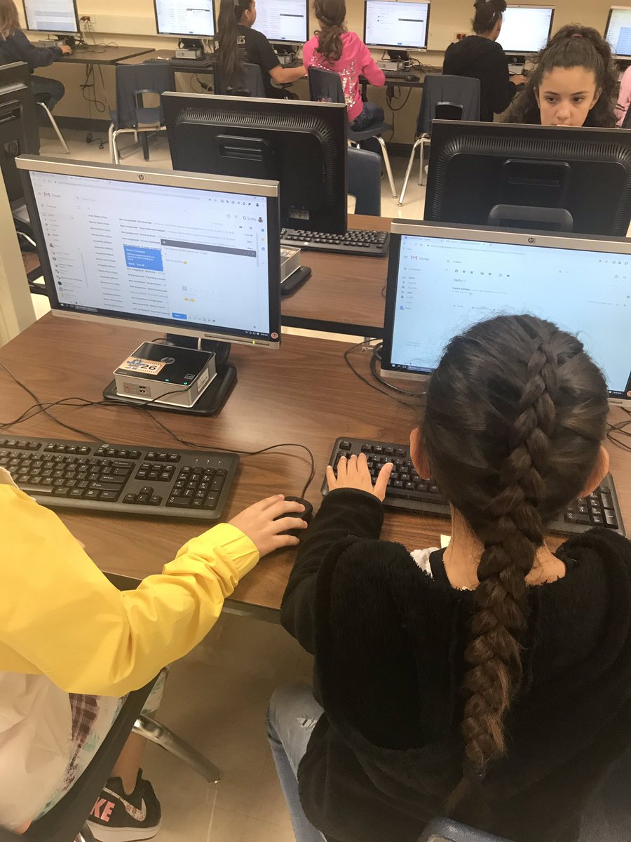 TraciContreras_'s tweet photo. We had a mini-refresher on how to send and reply to emails, how to access Google Classroom, and how to create a Google Slideshow! #TrendingAtOtt #CollabIsFab @DaniellaSchroe5 https://t.co/zUSyrUTjze