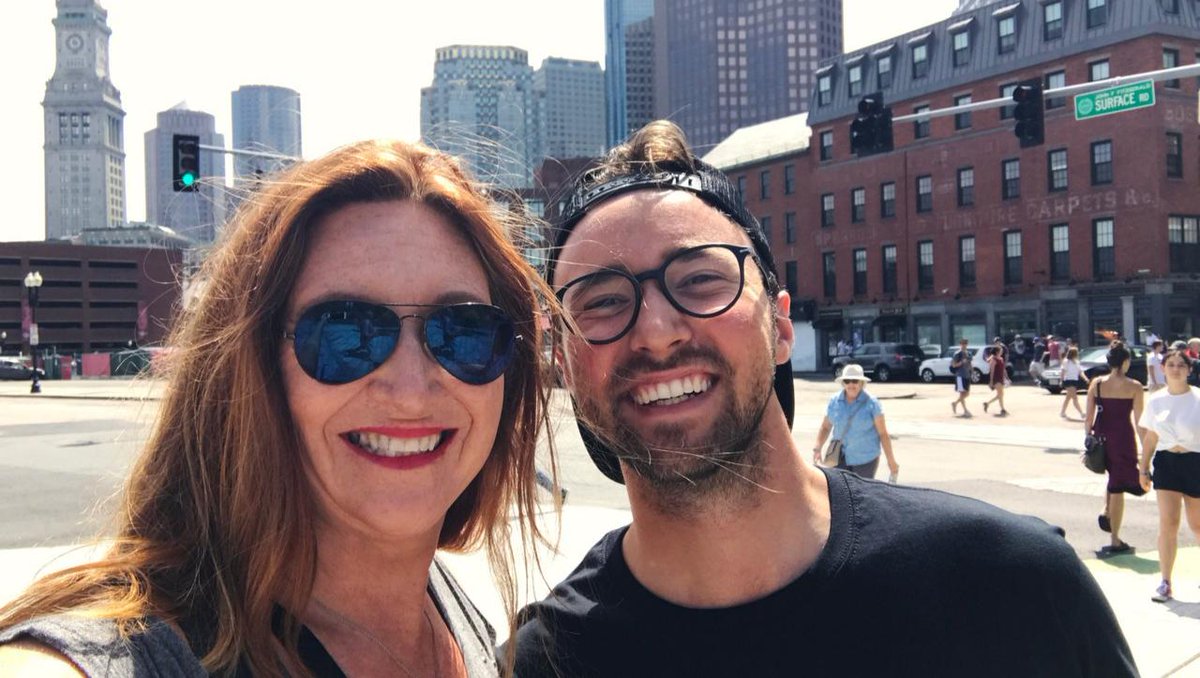 AngieWardonline's tweet photo. Two Bulls in beautiful #Boston! Great lunch couple of weeks ago with my #radiobrother @ColtonBradford at @uoh1826! 🍅 😋 #bloodymary and a #lobsterroll for the win! 🤘@TheBull1017 #hornsupboston🤘 @949thebull #HornsUpATL https://t.co/Bkn7vueXKg