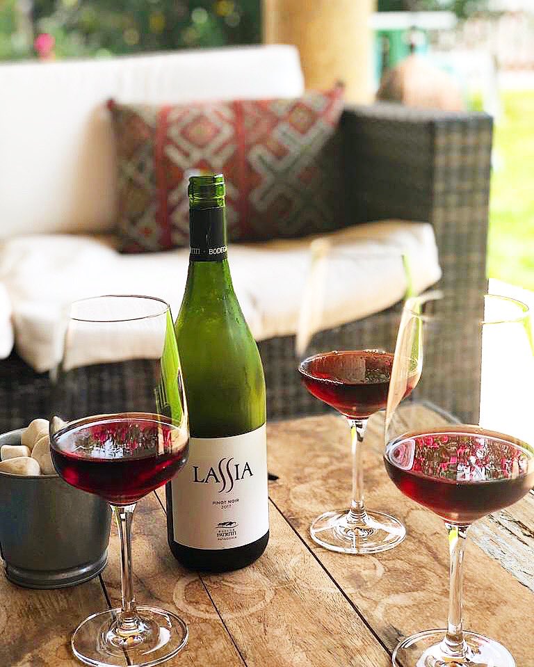 🍷LASSIA #PinotNoir @bodegapatritti
.
“Fruta, fruta y más fruta. Y después de eso, mucha más fruta.
Es tan exuberante y tan intensa esa capa de aromas que recuerda a las cerezas, que hay que tomarse unos minutos para buscarle más recovecos”.- <a href="/vinosargentinos/">Vinos & Bodegas</a>
.
¿Lo conocéis 😉?