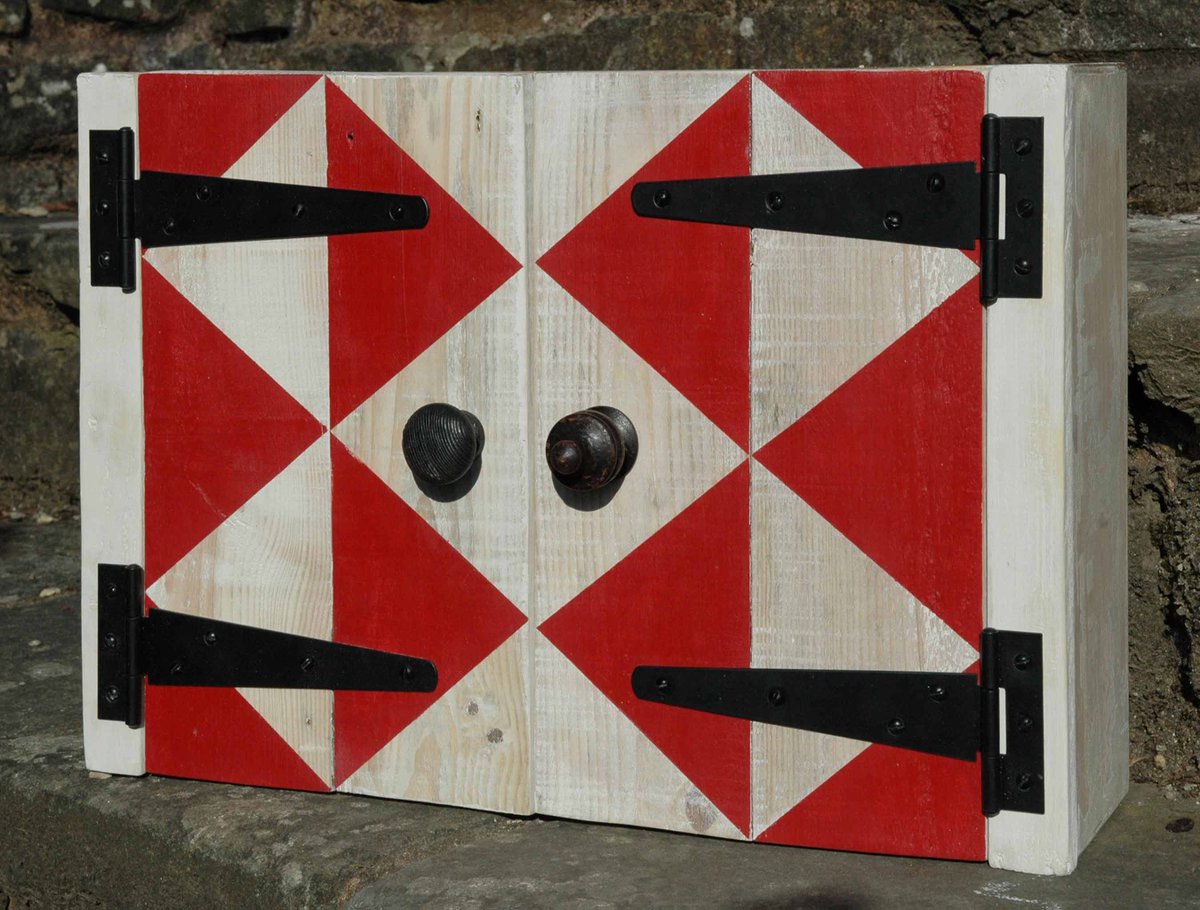 CharlieReDesign's tweet image. hot off the press - red harlequin cabinet ready for sale - visit our website at repurposeddesign.co.uk 

#furnituredesign #craftsmanship #repurposeddesign #RD #appliedart #interiordesign #vintage #sustainableliving #reimagine #reinvent #redesign