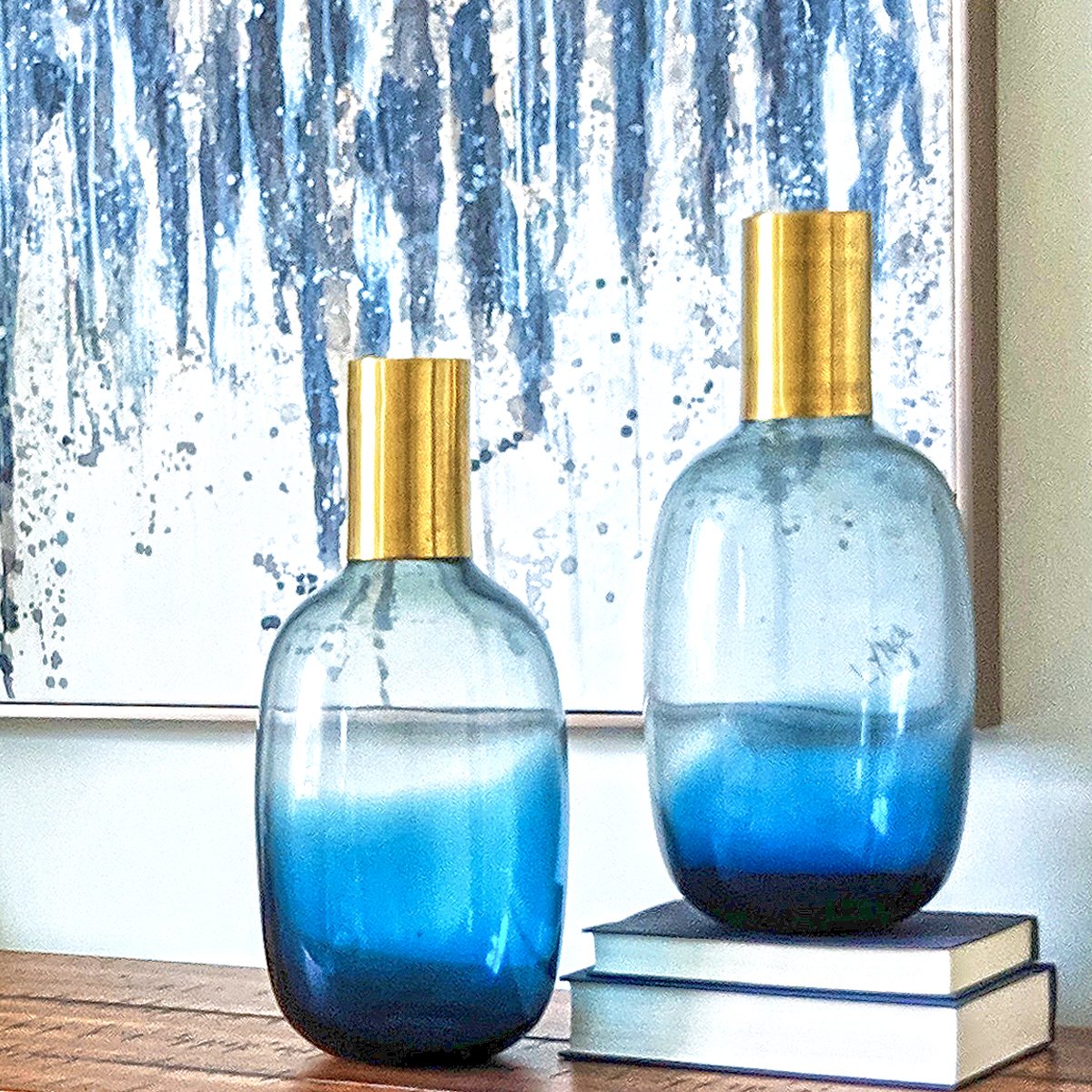 BuildersDesign1's tweet photo. Oh la la! Bright blue Parksville vases by @MercanaDecor are sure to make any room shine! Glass with brass metal ring tops make them truly stunning! #vendsday
#mercana #vases #styling #buildersdesign #brightblues #ebbtide #compass19 #franciscushomes
https://t.co/5Au3HDJIpm https://t.co/yw0SlV39uG