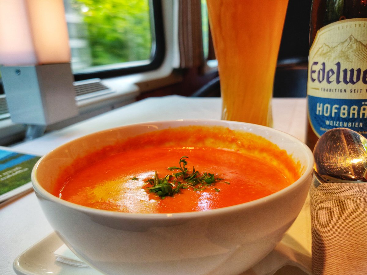 _DiningCar's tweet photo. This is pure joy and every second is a wonderful gift🎁! I stayed vegetarian today with:
1️⃣ Creamy soup of red pepper & coconut🌱.
2️⃣ Macaroni w/ herbal cheese sauce w/ Grana Padano🌱.
What a great time at the @unsereOEBB🇦🇹 #diningcar of #EC159 "Croatia" (#Vienna🇦🇹-#Zagreb🇭🇷). https://t.co/rMPAxDmYfI