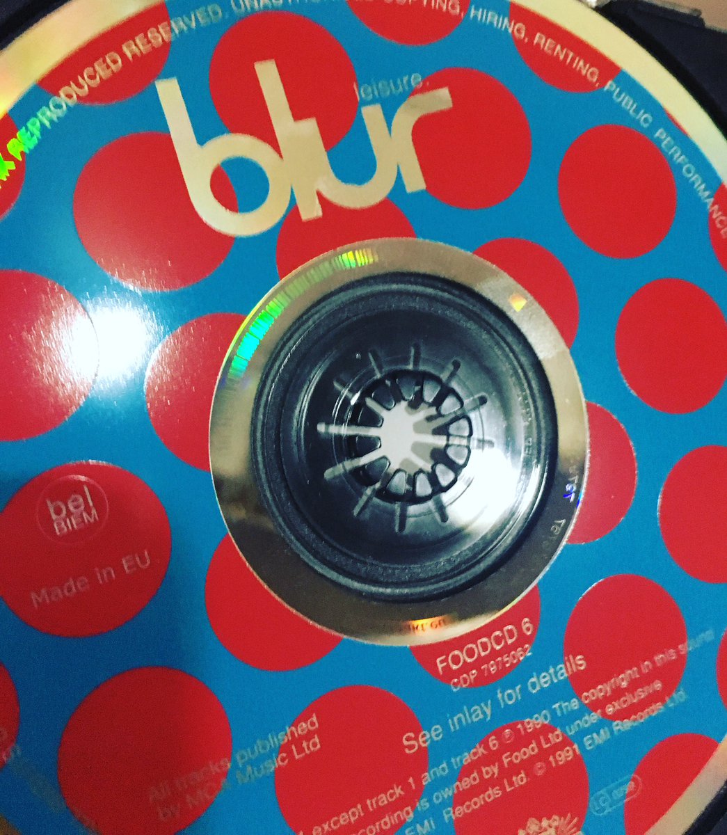 Il debutto, 28 anni fa, dei Blur ha il difetto di stare in mezzo alle mode dell'epoca. 'There's no other way' è peró Madchester alla massima potenza e 'Sing' è summa del suono shoegaze. Eran bravi, dopo uscì 'Modern life is rubbish' e diventarono i capofila del britpop mondiale