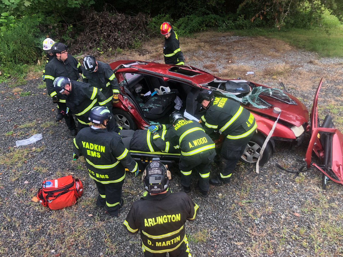 EmsWake's tweet photo. Our #Fellows &amp; #faculty work w/local #EMS &amp; #RESCUE agencies on scenario based #Training  
#WakeForest #Fellowship #alwaystraining #alwaysready #keepitreal # https://t.co/FLKqpIsF3m