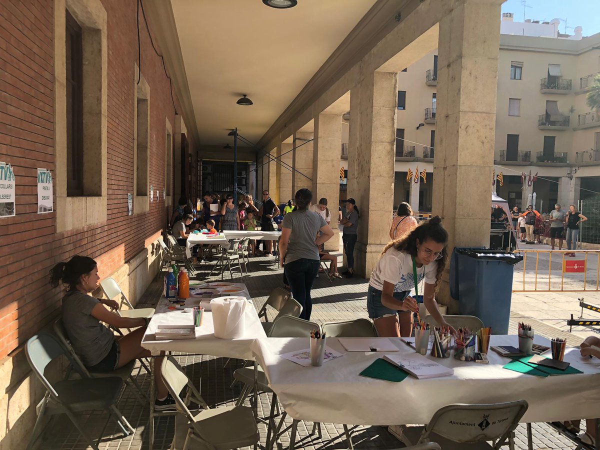 vapertuvidal's tweet photo. Ja hem començat el vxtv kids !!! Tallers, jocs, bicis, tirolina...

Estem a pocs minuts de començar la xocolatada. No t'ho perdis 😋

#vxtv #tortosa https://t.co/3SDV3R3xmH