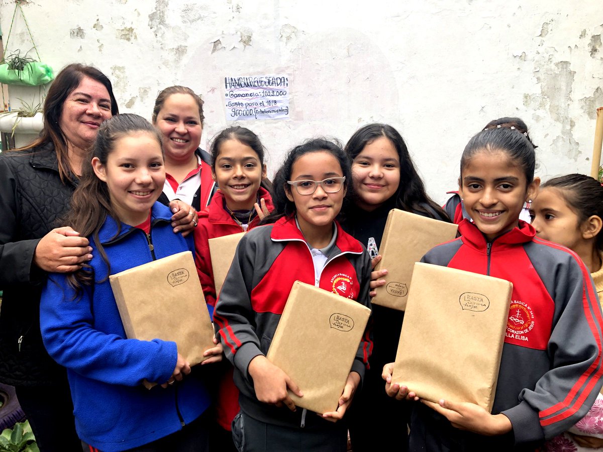 ultimahojapy's tweet photo. Este mes entregamos los cuadernos producidos en la última edición de la campaña.

La entrega se inició con la Escuela Básica Nro.3410 Sagrado Corazón de Jesús de Villa Elisa. https://t.co/Stx3dlONjv