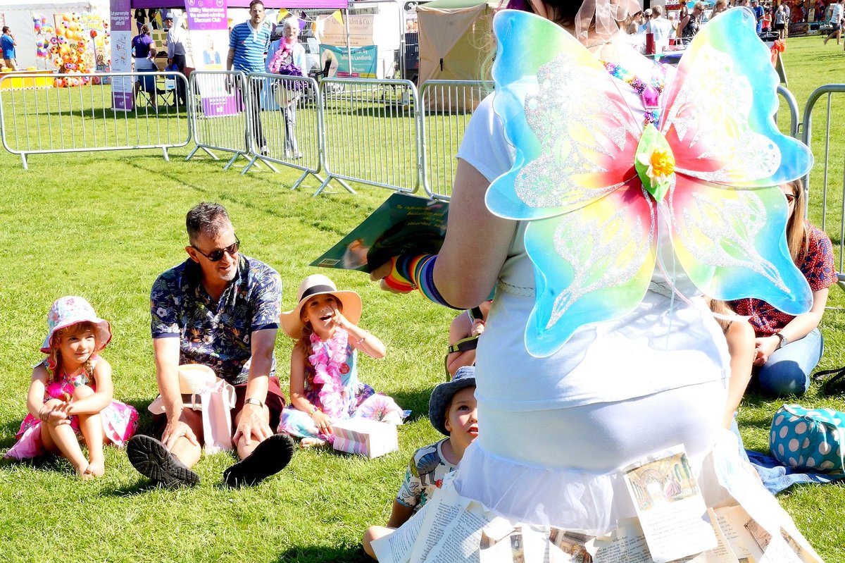 gloslibs's tweet photo. At the Phoenix Festival, last weekend in Cirencester. Lisa The ‘Book Fairy’ made a guest appearance, to the delight of a number of children and thier families - perfect weather to share stories!
#SummerReadingChallenge #SpaceForReading https://t.co/Q7XAtZ330d