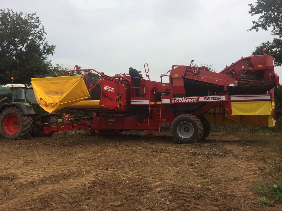 sasmichelodic's tweet photo. Mise en route d'une #arracheuse à trémie @GRIMMEGroup SE 170-60 XXL sur le secteur d'Irvillac dans le #Finistere.
#GRIMME #GRIMMEGroup #GRIMMEPremiumPartner
#agriculture #agricultura #agriculteur #agriculteurs #pommesdeterre #potato #potatoes #fendt #tracteur #récolte https://t.co/gYZF8hIJyM
