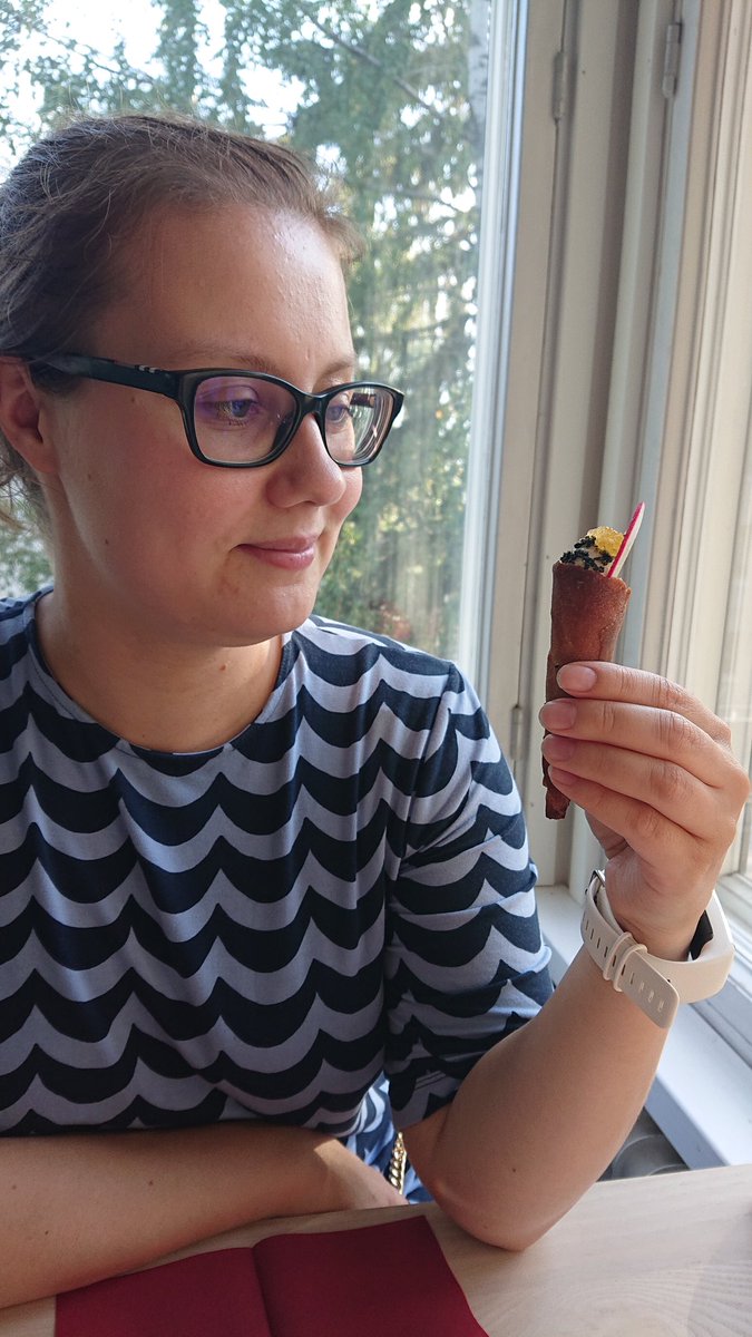 sunykanen's tweet photo. Söin tänään 7 upeaa pientä sapasta #Mikkeli'n eri ravintoloissa. Huomenna kierros jatkuu vielä seuraavalla seitsemällä ravintolalla. Kyllä meillä on upeita ruokapaikkoja kaupunki täynnä! Kuvassa Tempon savuhaukitötterö. #sapasfestivaali https://t.co/WTXTkGA6fx