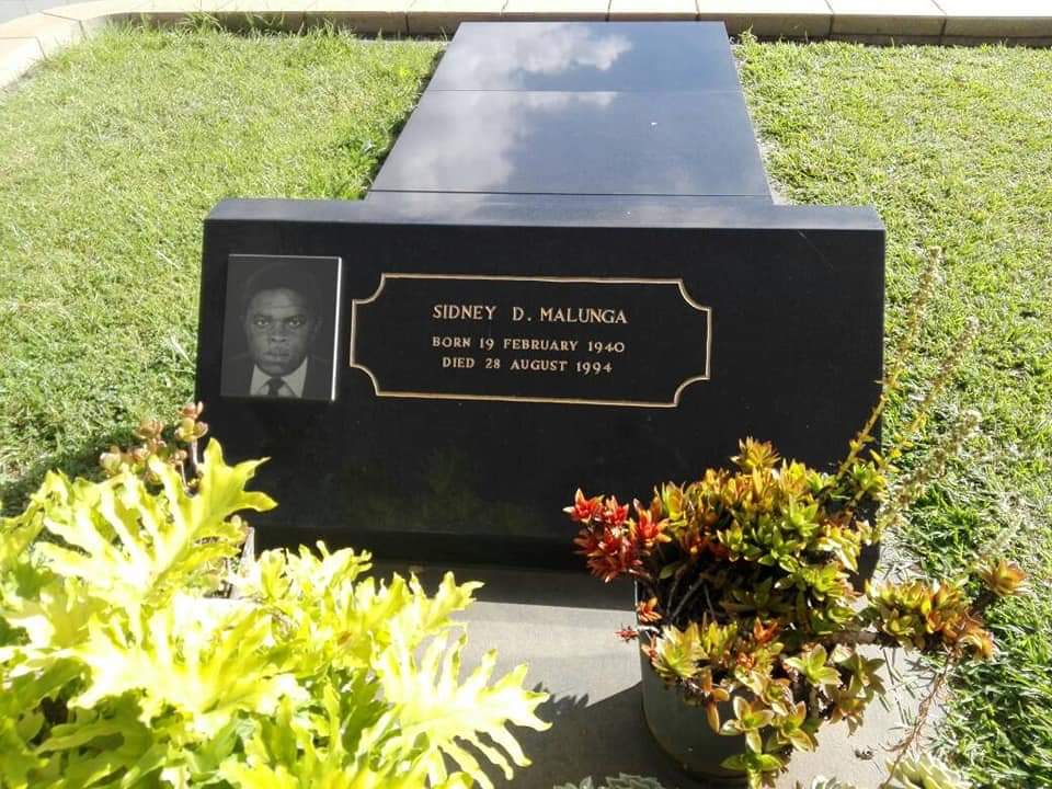 SiphoMalunga's tweet photo. Eulogized in death &amp; buried at Heroes Acre.Yet persecuted in life.  This was the life of the man. He had many accolades. Most tragic and shameful of which is that he was the first political detainee in post-independent Zimbabwe. https://t.co/ydV8KgxE6u