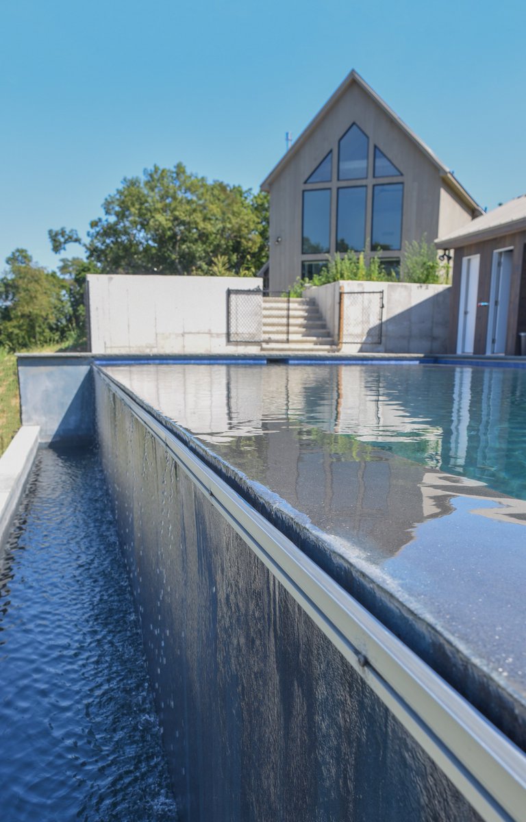 CoverSafeInc's tweet image. Ever wondered how an #AutomaticPoolCover works on a #VanishingEdgePool? Look closely here - this guide is mounted along the outer edge wall! 
#coversafe #poolcover #automaticpoolcovers #autocover #poolpro #poolinspo #poolgoals #poolinstall #poolbuilder #poolbuilders