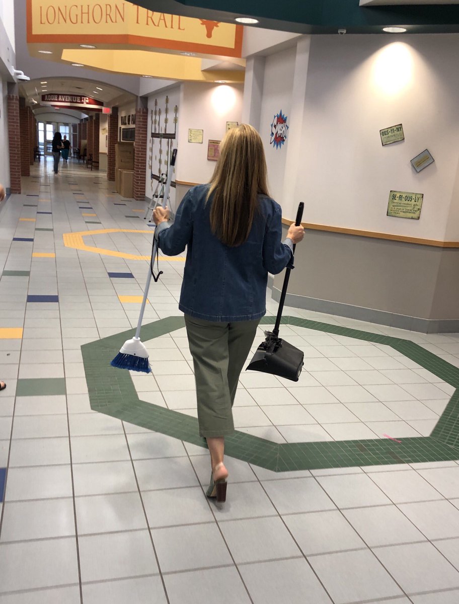 HooperCounselor's tweet photo. @PrincipalNova does it all! #cfisdspirit #AndreinAction https://t.co/qew30JYhRV