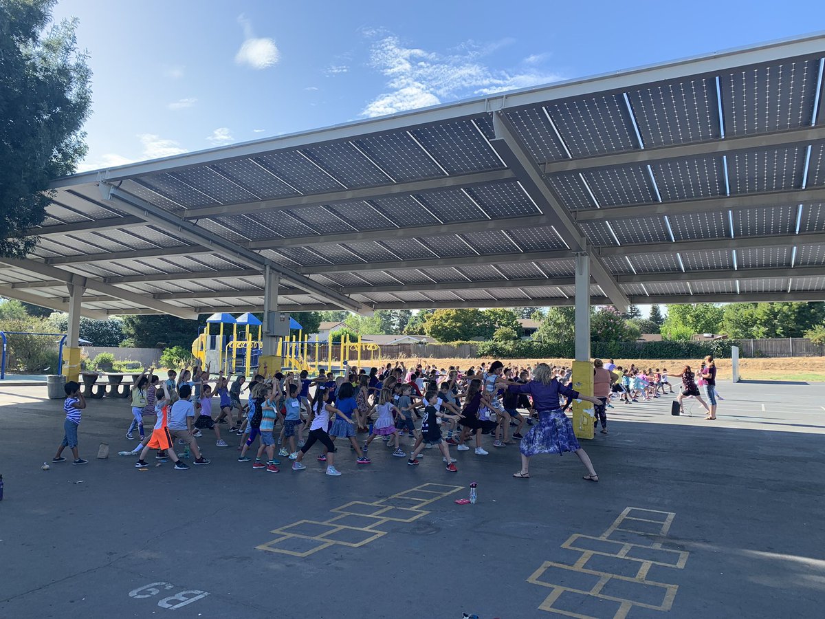 MrsRowe_1's tweet photo. 1st and 2nd ss at PE doing warrior pose. Lots of collaboration in grades 1 and 2 this year! @strandwoodel #mdusd https://t.co/iVkR09eRIm