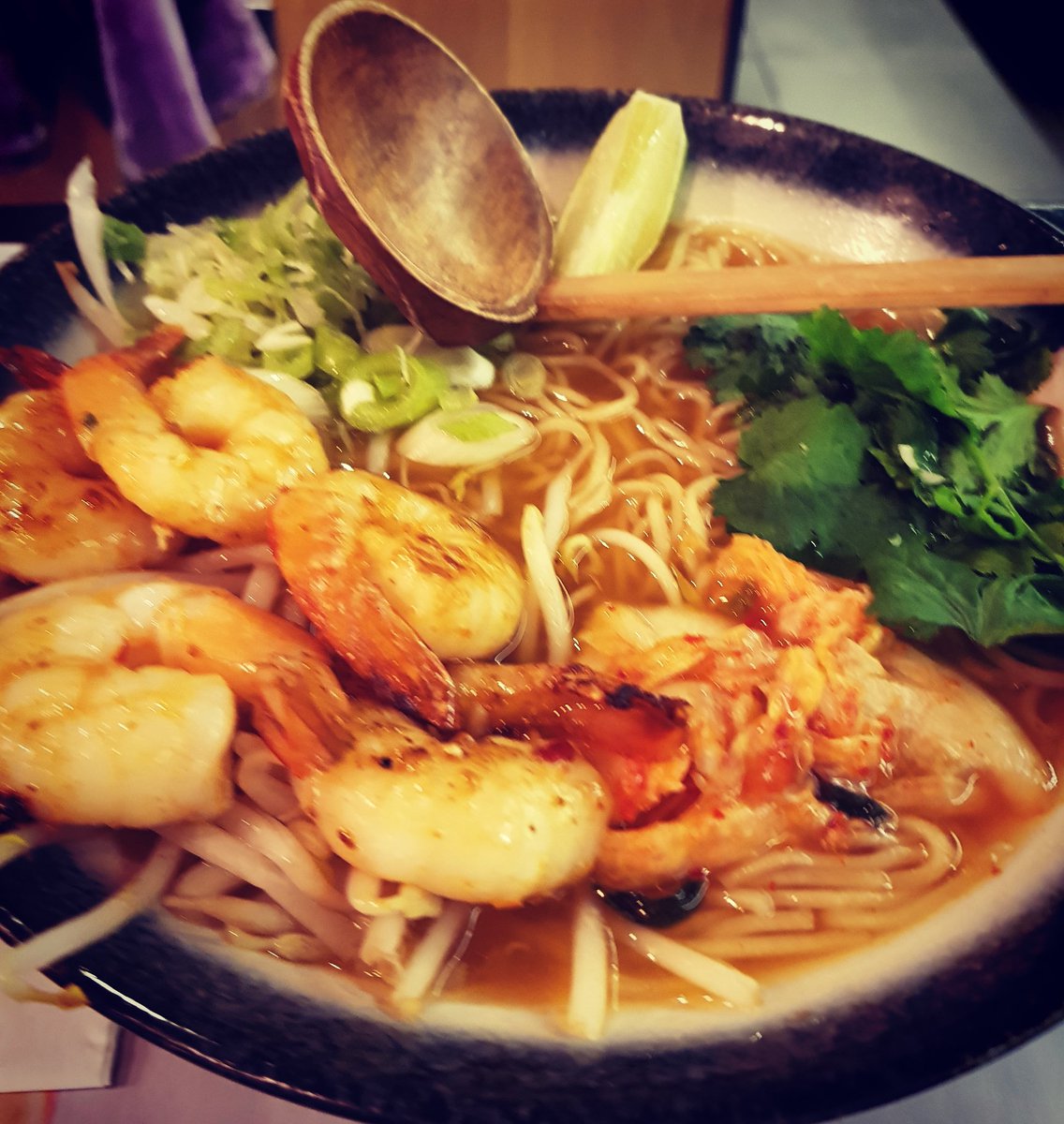 Moc_Kitchen's tweet photo. With all the news on #Brexit tonight's the perfect night for this comforing soul food bowl of yummy prawns and beansprouts with some crunchy spring onions and bountiful broth. See you later! #charingcrossstation #embankment #WednesdayWisdom #findyourbeautiful #Londonislovinit https://t.co/7kwS9Jw9xK