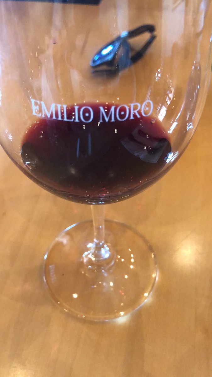 JacobAfonso's tweet photo. Hoy @VirginiaRegGlez y yo hemos visitado @emilio_moro ya sabíamos que era una maravilla de vino. Pero la bodega y sobre todo el trato de su gente fue maravilloso. Valió la pena programar las vacaciones en base a esta bodega!!! https://t.co/upSYFiahAN