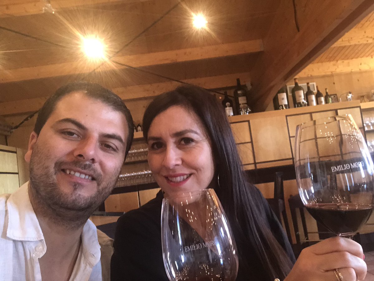 JacobAfonso's tweet photo. Hoy @VirginiaRegGlez y yo hemos visitado @emilio_moro ya sabíamos que era una maravilla de vino. Pero la bodega y sobre todo el trato de su gente fue maravilloso. Valió la pena programar las vacaciones en base a esta bodega!!! https://t.co/upSYFiahAN