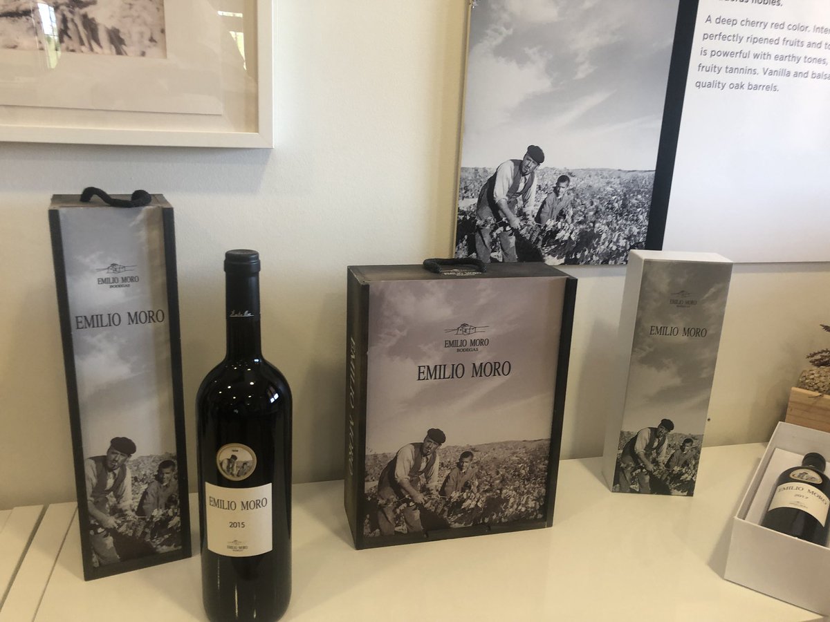 JacobAfonso's tweet photo. Hoy @VirginiaRegGlez y yo hemos visitado @emilio_moro ya sabíamos que era una maravilla de vino. Pero la bodega y sobre todo el trato de su gente fue maravilloso. Valió la pena programar las vacaciones en base a esta bodega!!! https://t.co/upSYFiahAN