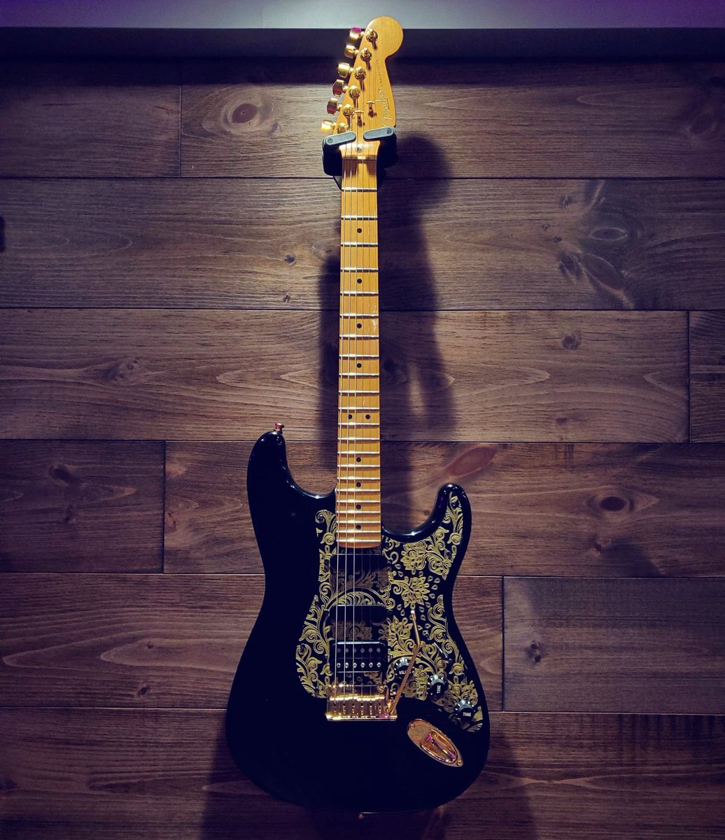 SemanticSat's tweet photo. This is the first guitar I ever owned, I was reunited with it a couple of months ago, it needed some renovation, so I had to do it justice. It's a @Fender, I put the final touch yesterday with the gold hardware installation.

#fenderguitar #guitar https://t.co/ggOGqmuYLp