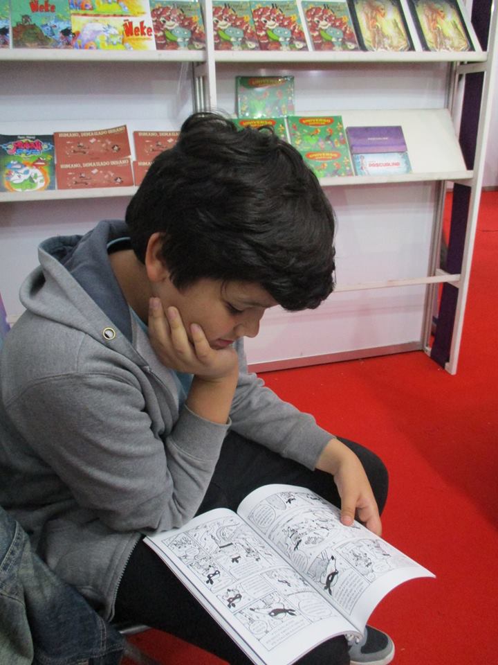 CapitanChileTEC's tweet photo. así que feliz día de leer comics en público, pues #ReadComicsInPublicDay -en la foto leen el recopilatorio de los #GuarenesNinja del gran #Jucca gracias a #Visuales @visuales_chile https://t.co/kXZhCCdtT8